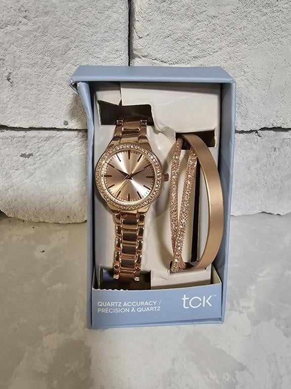 New - Damaged Box - Watch Set in Rose Gold Color