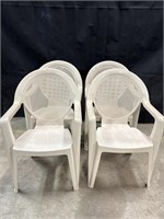 4 plastic outdoor chairs