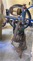 Antique wool spinning wheel 33 x 15 x 15   1712