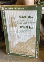 Nice 24 x 36“ poster frame with plexiglass front