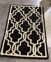 Accent rug black ivory measuring 2‘ x 6“ x 4‘