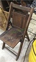 Antique folding wood child’s chair    1098