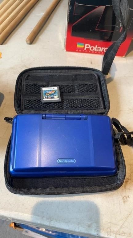 NITENDO DS IN CASE W/OUT BATTERY