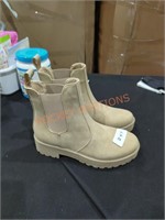 Women's boots size 9
