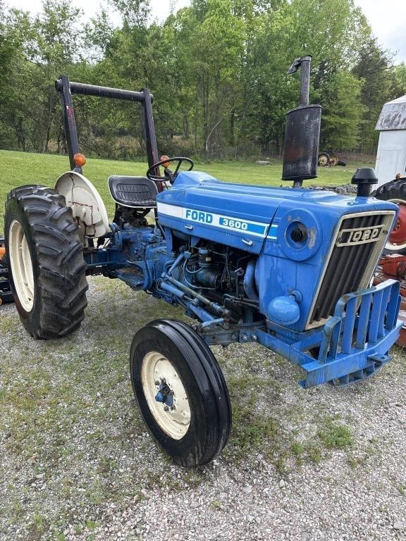 FORD 3600 FARM TRACTOR SHOWING