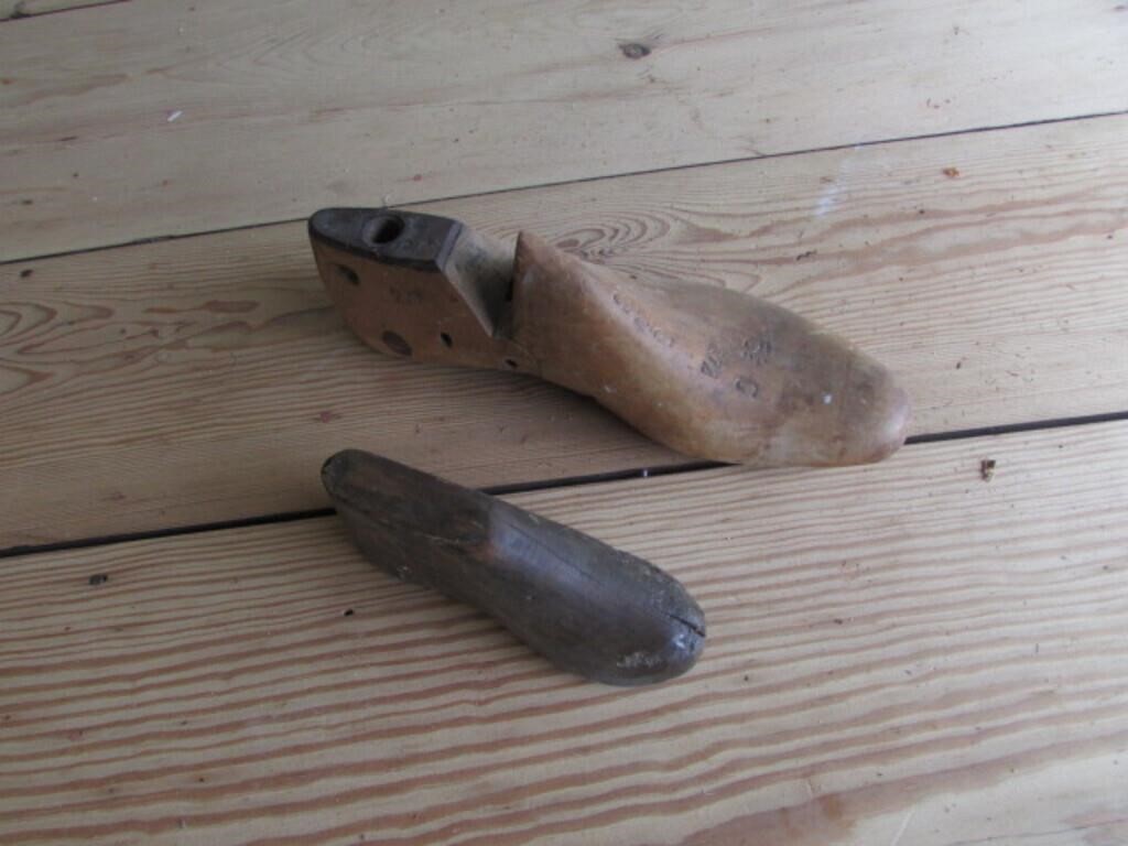 2 wood shoe strechers