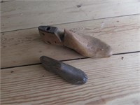 2 wood shoe strechers