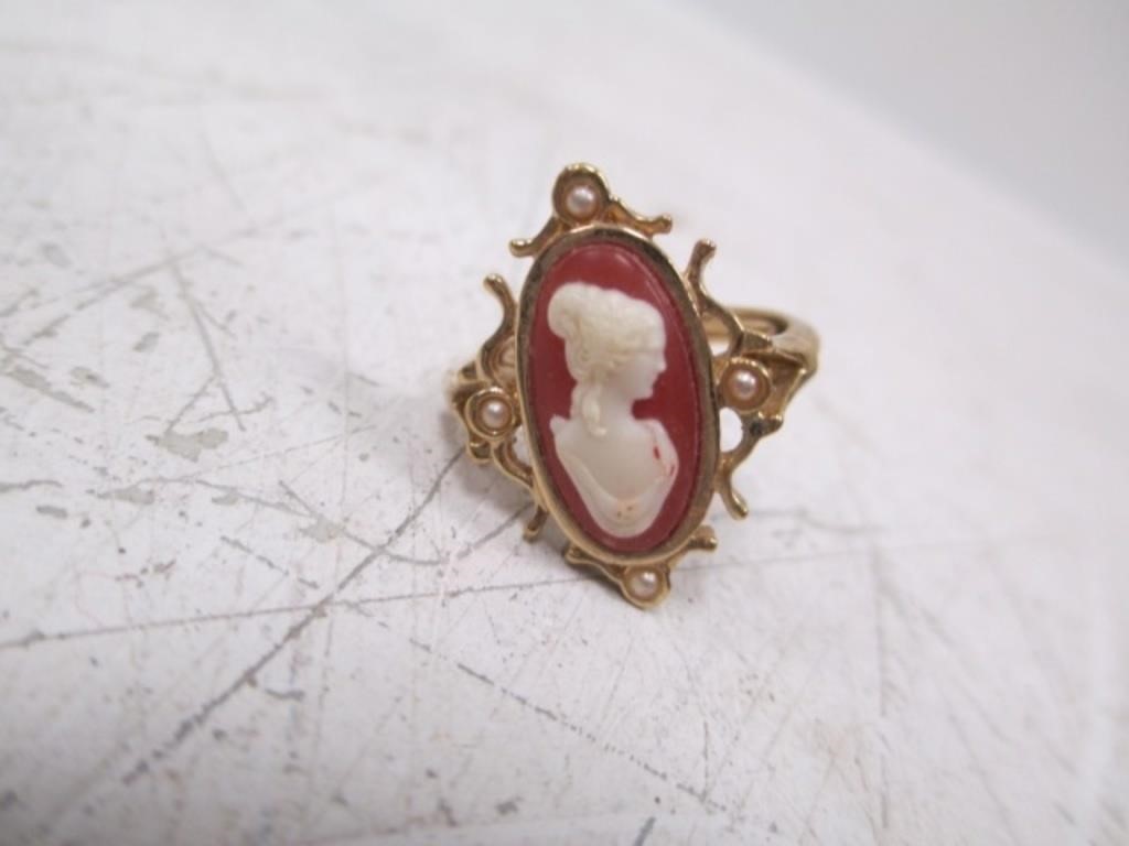 Vintage Cameo Ring w/ Built-In Adjustable Sizer