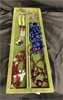 JEWELRY LOT / COLORFUL BEADS, ETC