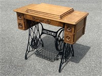 1910 Trundle Singer Sewing Machine w/Stand