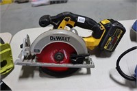 DEWALT 20V SAW WITH 60V BATTERY