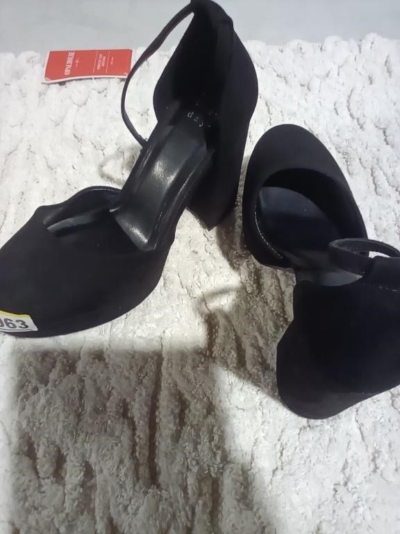 A.new Day Closed Toed Heels Size 8