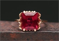 14K Gold Vintage Ring w/ Red Stone - 2.24g
