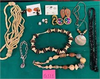N - MIXED LOT OF COSTUME JEWELRY (G121)