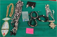 N - MIXED LOT OF COSTUME JEWELRY (G122)
