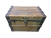 Trunk 28 x 17 x 20 , missing handle