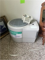 1.5 Gal Duracraft Humidifier & Misc Wall Decor