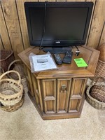 Sanyo 18 1/2" TV - not tested and End Table