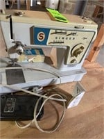 Singer Sewing Machine - not tested