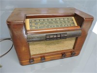 RCA VICTOR 1940's MODEL 18T WOOD CASE TUBE RADIO