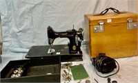 Singer Featherweight 221-1 Sewing Machine W/Case