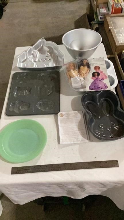 Cooking mold pans, green plate, cake toppers.