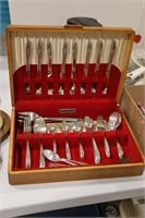 ROGERS & BRO. SILVERY TULIP IS FLATWARE WITH CHEST