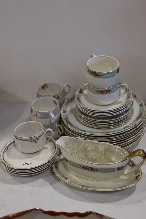 ALFRED MEAKIN PLATES, TEACUPS, SAUCERS & GRAVEY