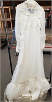 Lovely Vintage Wedding Dress. Says Sz 12