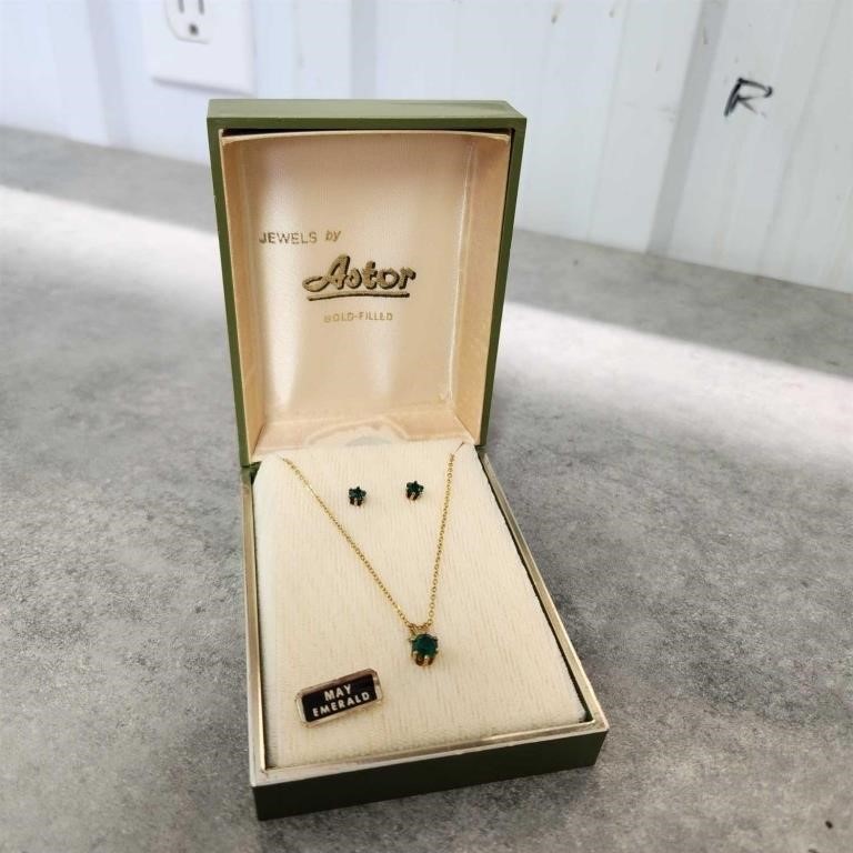 Astor Emerald Necklace, earrings & pin set