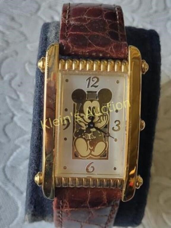 vtg disney mickey mouse watch curved rectangle