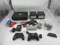 Plusieurs consoles et accessoires de jeux vidéos