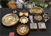 Gold Plates, Mirrors, Décor