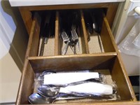CONTENTS OF 4 DRAWERS, FLATWARE, ETC