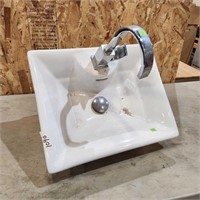 16"× 19" Porcelain Sink w Tap