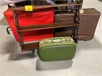 WOODEN PLATE RACK, 3 SUITCASES