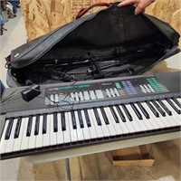 Yamaha Keyboard w stand