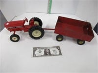 Vintage ERTL 1/16 international tractor & wagon