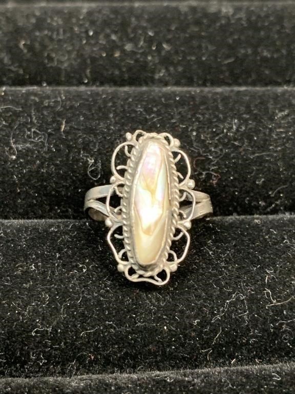 STERLING RING W/ MOTHER OF PEARL STONE - SZ 3.5