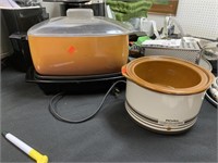 2 RETRO SLOW COOKERS - 1 MISSING LID