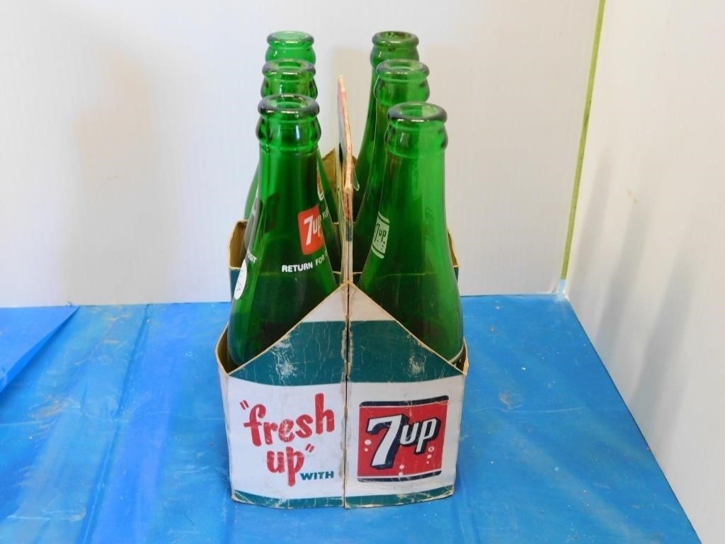 CARDBOARD CARTON 7-UP WITH EMPTY BOTTLES