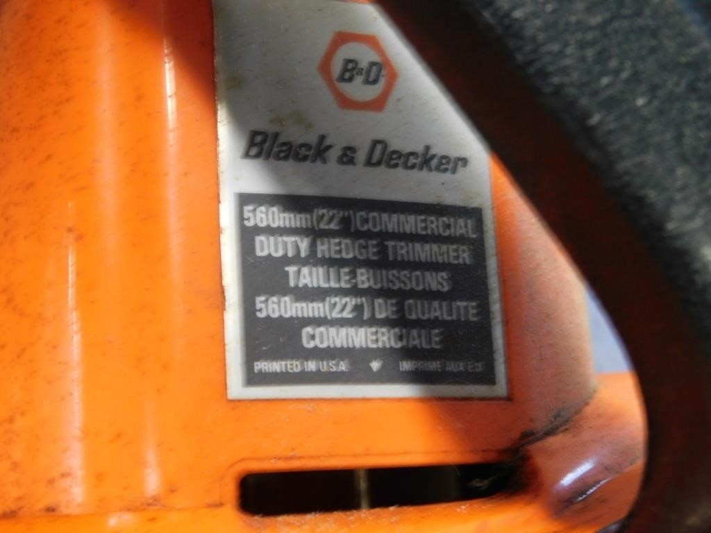 BLACK & DECKER HEDGE TRIMMER
