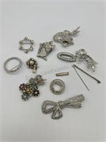 Lot of 12 silver brooches, horse, flowers,