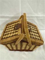Cool single picnic basket with leather strap