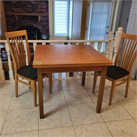 Lovely table that extends plus 2 chairs