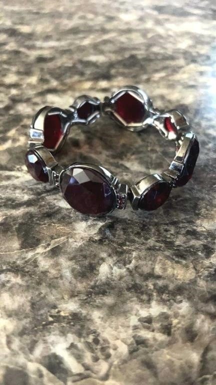Beautiful bracelet with Ruby red centers