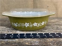 Pyrex Bring blossom casserole with lid. 1.5