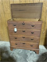 Early Rhode Island Tiger Maple chest of drawers