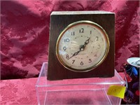 Vintage Seth Thomas wooden tabl clock 5 1/2”  tall