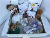 Lot: Charlie Brown bed sheets, beanie babies, misc